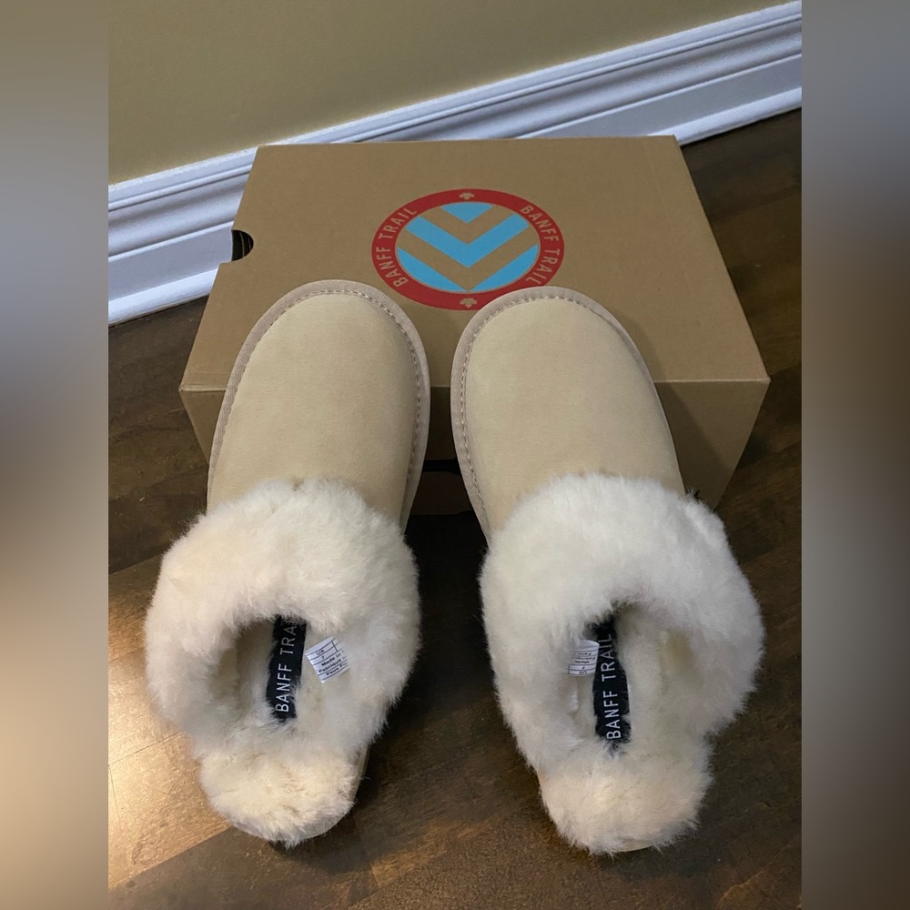 New Women's Cream Slippers- Banff Trail NWOT